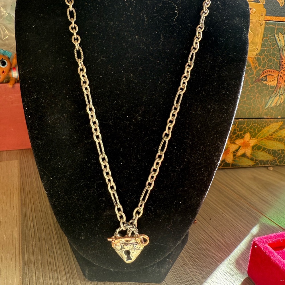 Elegant Silver Tone Heart Pendant Necklace‎